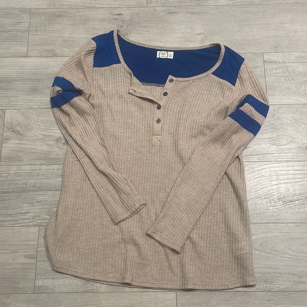 Maurice’s 24/7 long sleeve T, medium